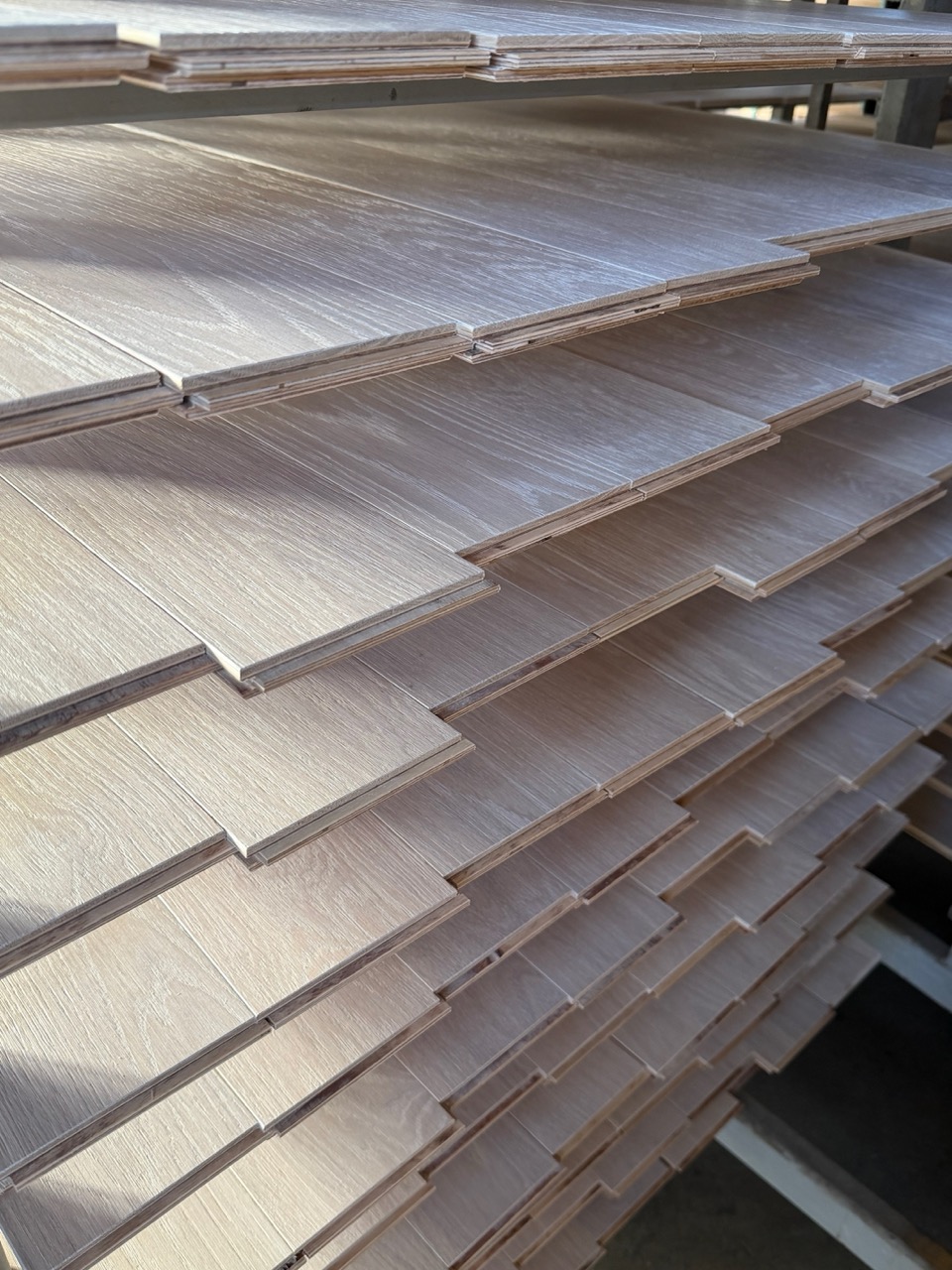 Tablas de roble apiladas en el taller