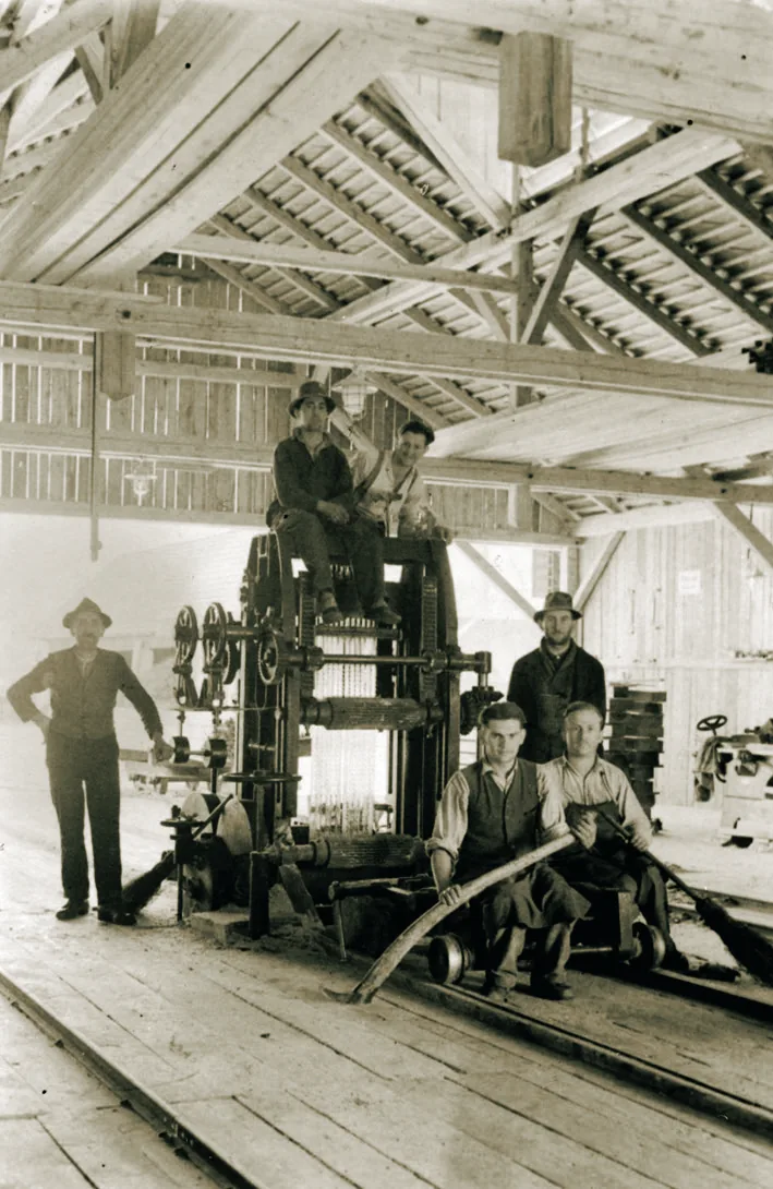 Ernst Meyer en el aserradero, 1932